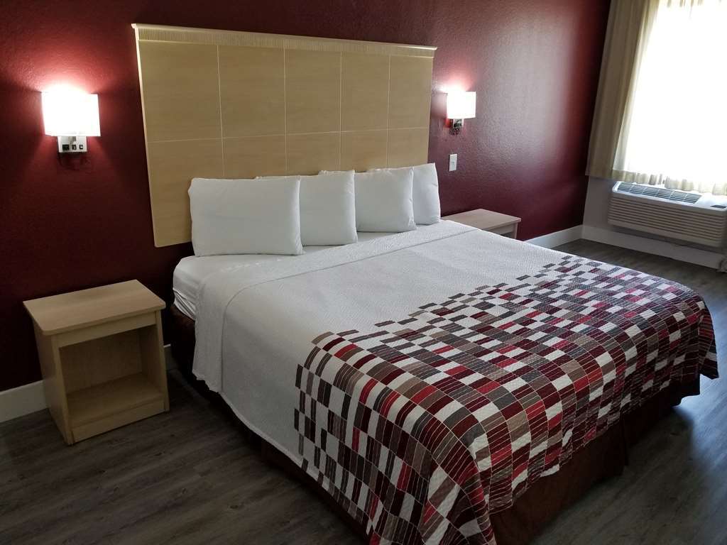 Red Roof Inn Raleigh North-Crabtree Mall-Pnc Arena Room photo